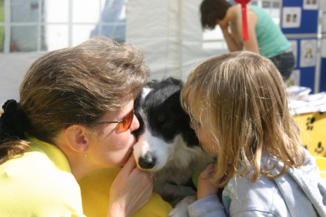 marysimsandruthcorlettgivedaisyagroupkiss.jpg